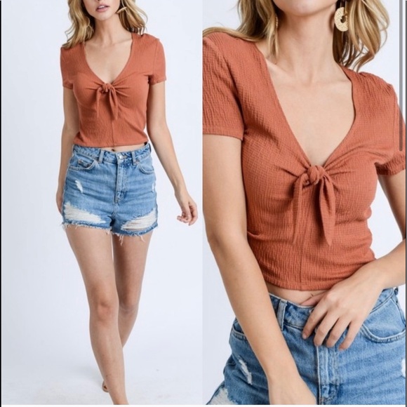 🦋 3/$20 (2 Available Colors) Front Tie Crop Top - Picture 4 of 6